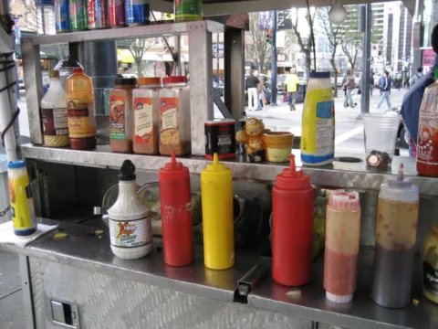 hot dog vendor condiments